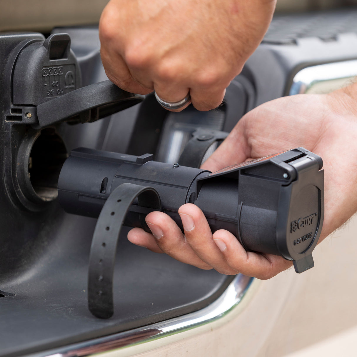 Curt - Echo Mobile Trailer Brake Controller, 7-Way, Bluetooth Smartphone Connection - 51180