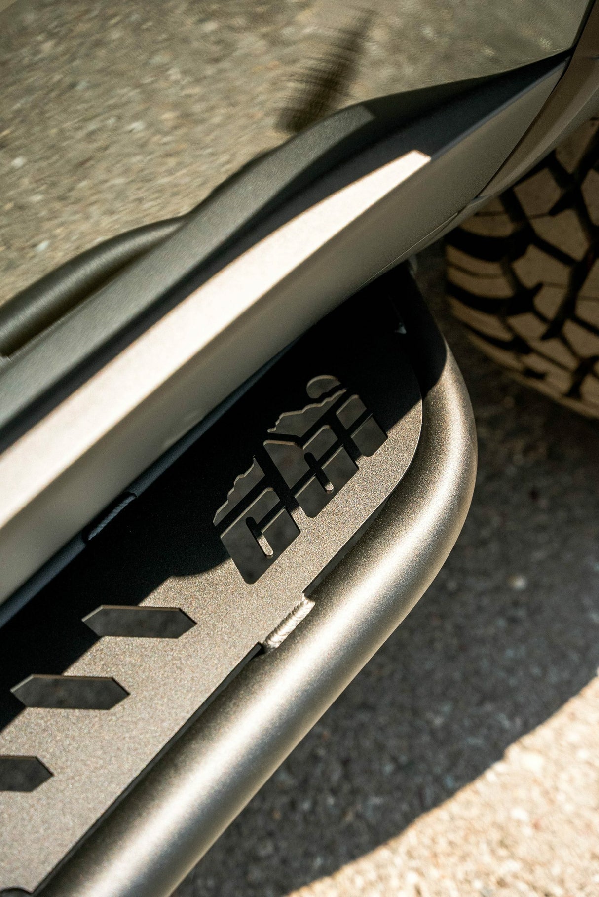CBI - Lexus GX550 Standard Overland Rock Sliders - Powder Coat Black - 300-000-016-037